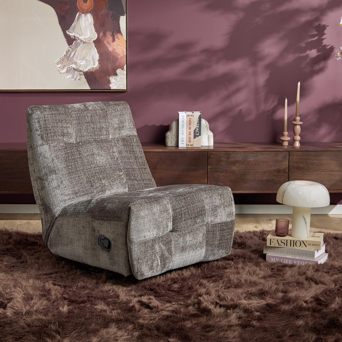 Grijze relaxfauteuil met hoge rugleuning, armleuningen en zwarte bedieningsknop