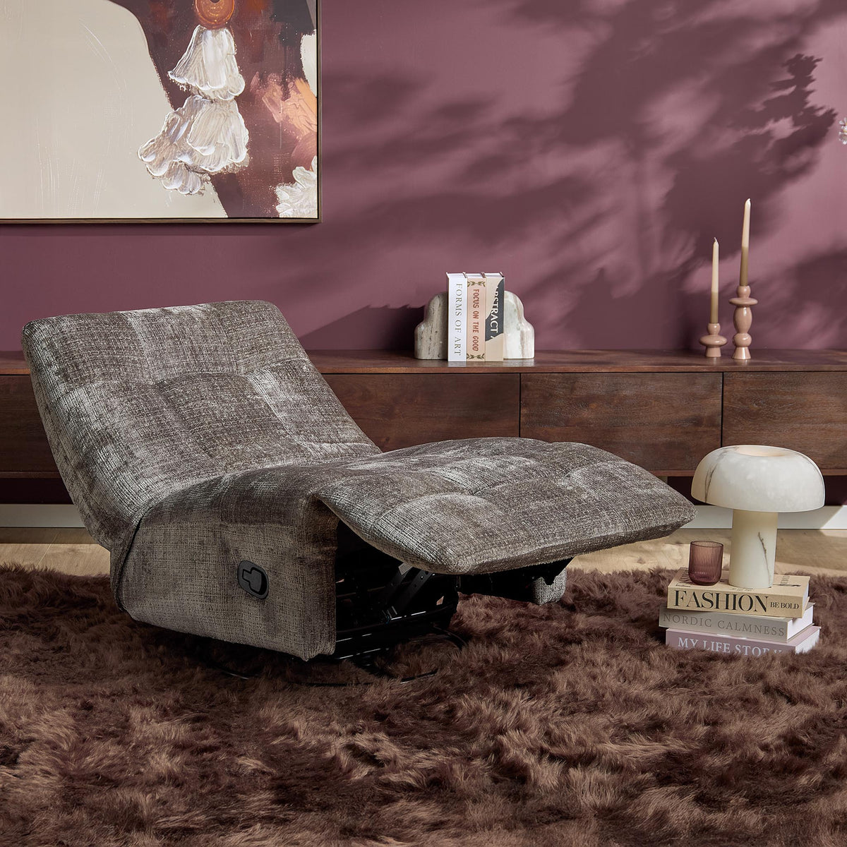 Grijze relaxfauteuil met opengeklapte voetensteun en hoge rugleuning