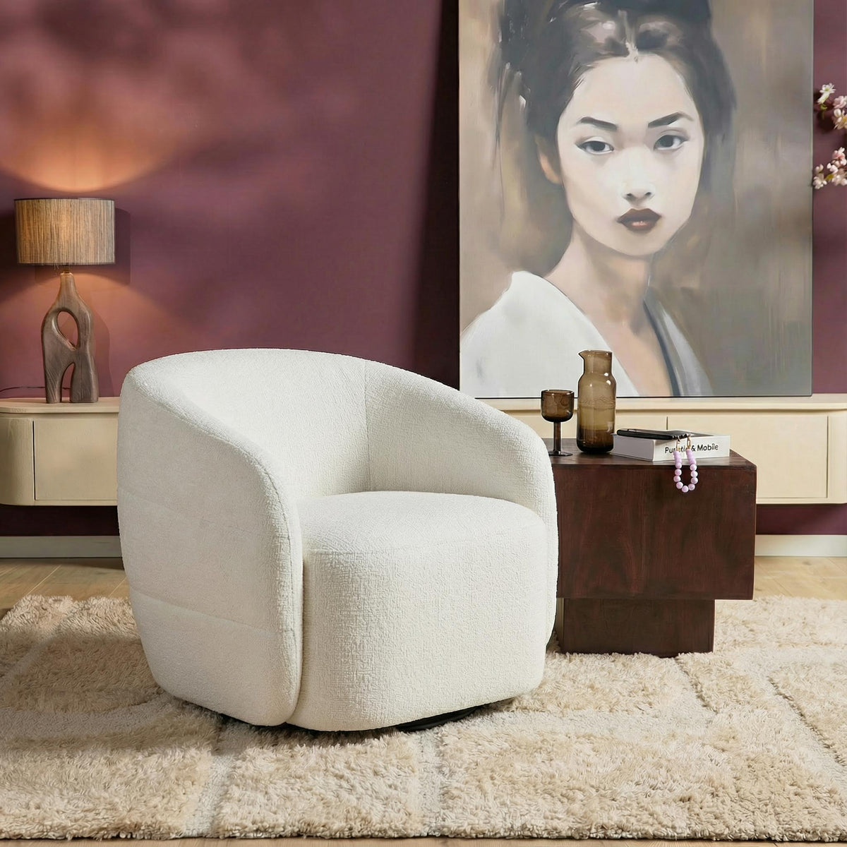 Fauteuil Yara, gebroken-wit gestoffeerde fauteuil met ronde armleuningen en brede zitting
