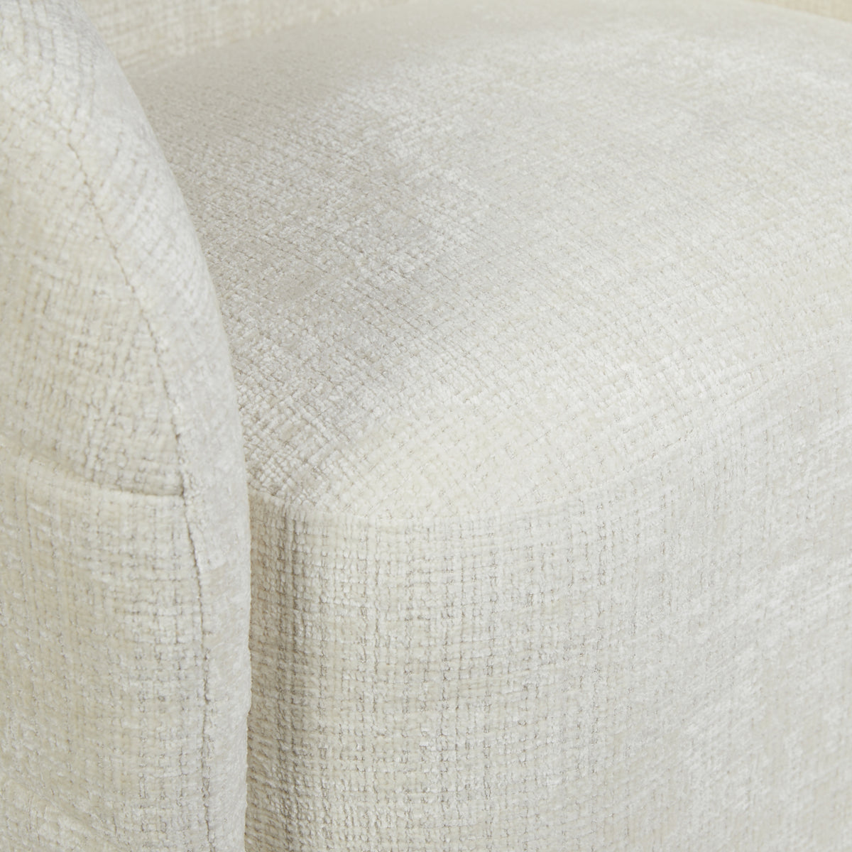 Fauteuil Yara, gebroken-wit gestoffeerde arm en rug met zichtbare textuur
