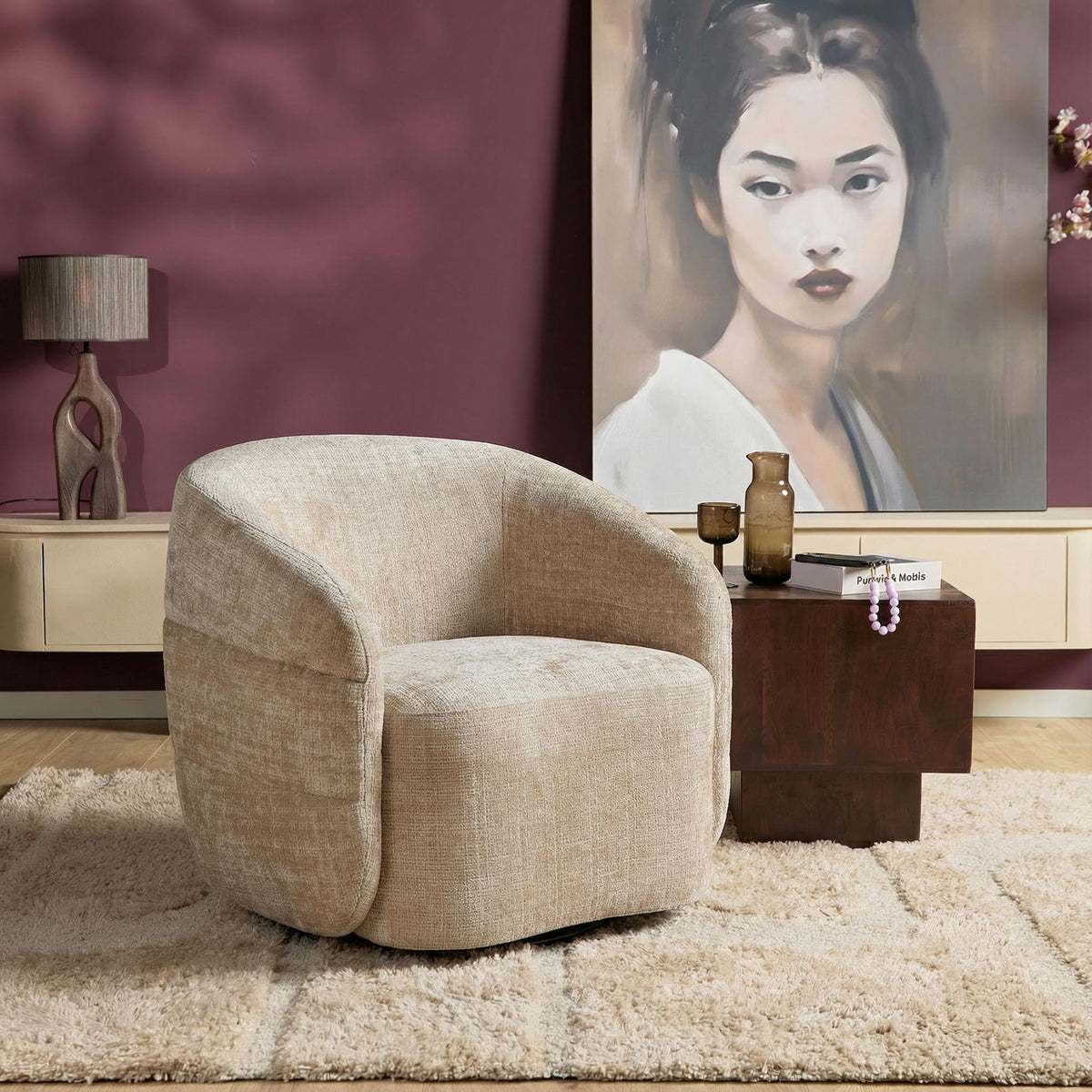 Beige fauteuil met ronde vorm, dikke armleuningen en geweven bouclé stof