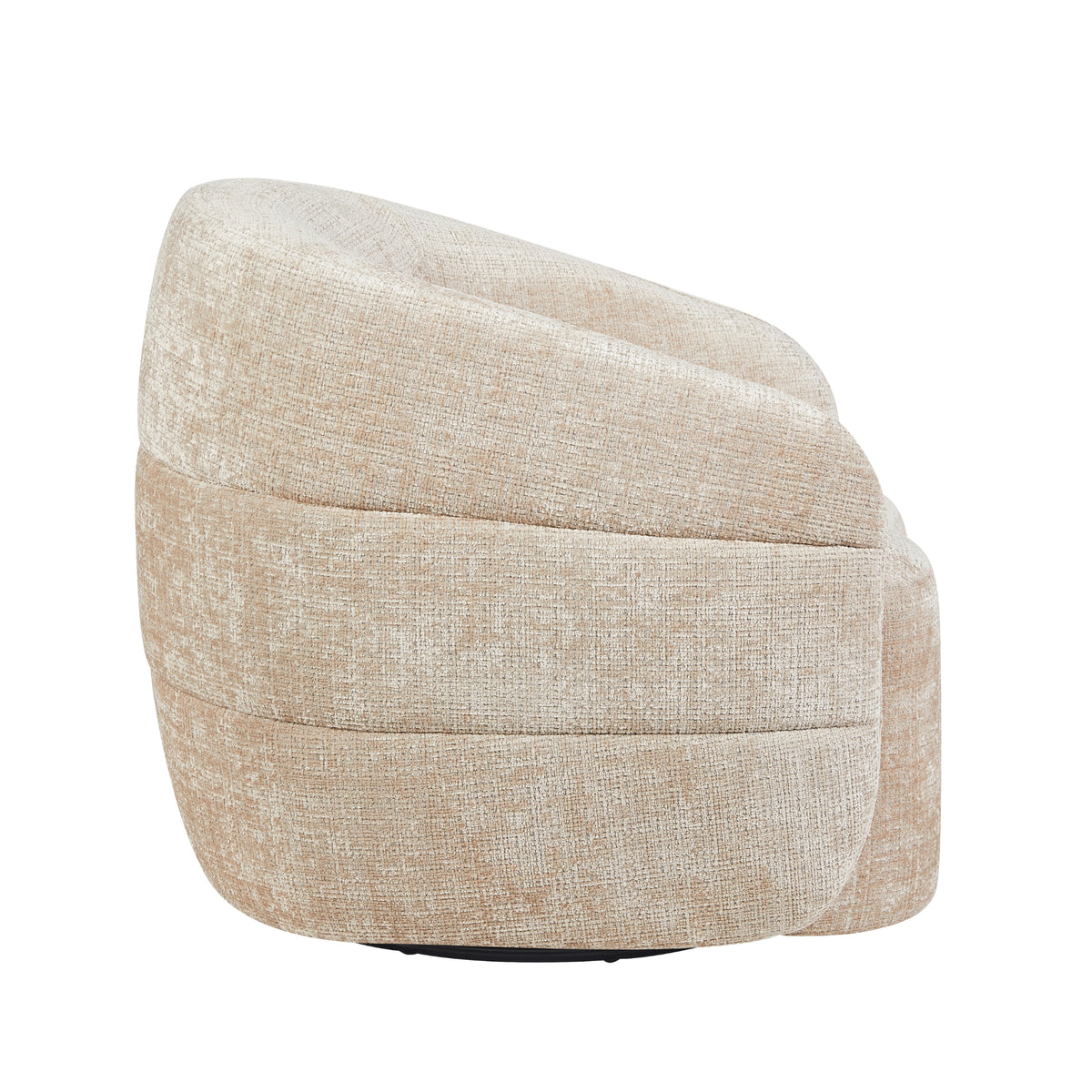 Beige fauteuil in zijaanzicht met ronde kuipvorm, horizontale naden en omgevouwen bekleding.