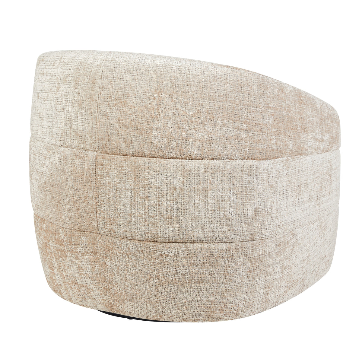 Beige fauteuil met afgeronde achterzijde, doorlopende naden en grove geweven textuur op de bekleding.