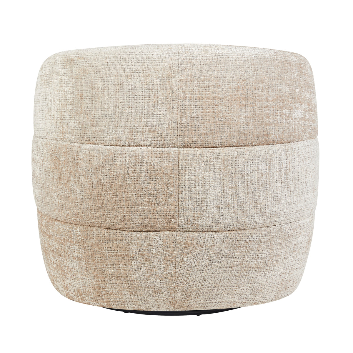Beige gestoffeerde fauteuil met verdiepte rug en horizontale stiksels, ronde kuipvormige zitting.
