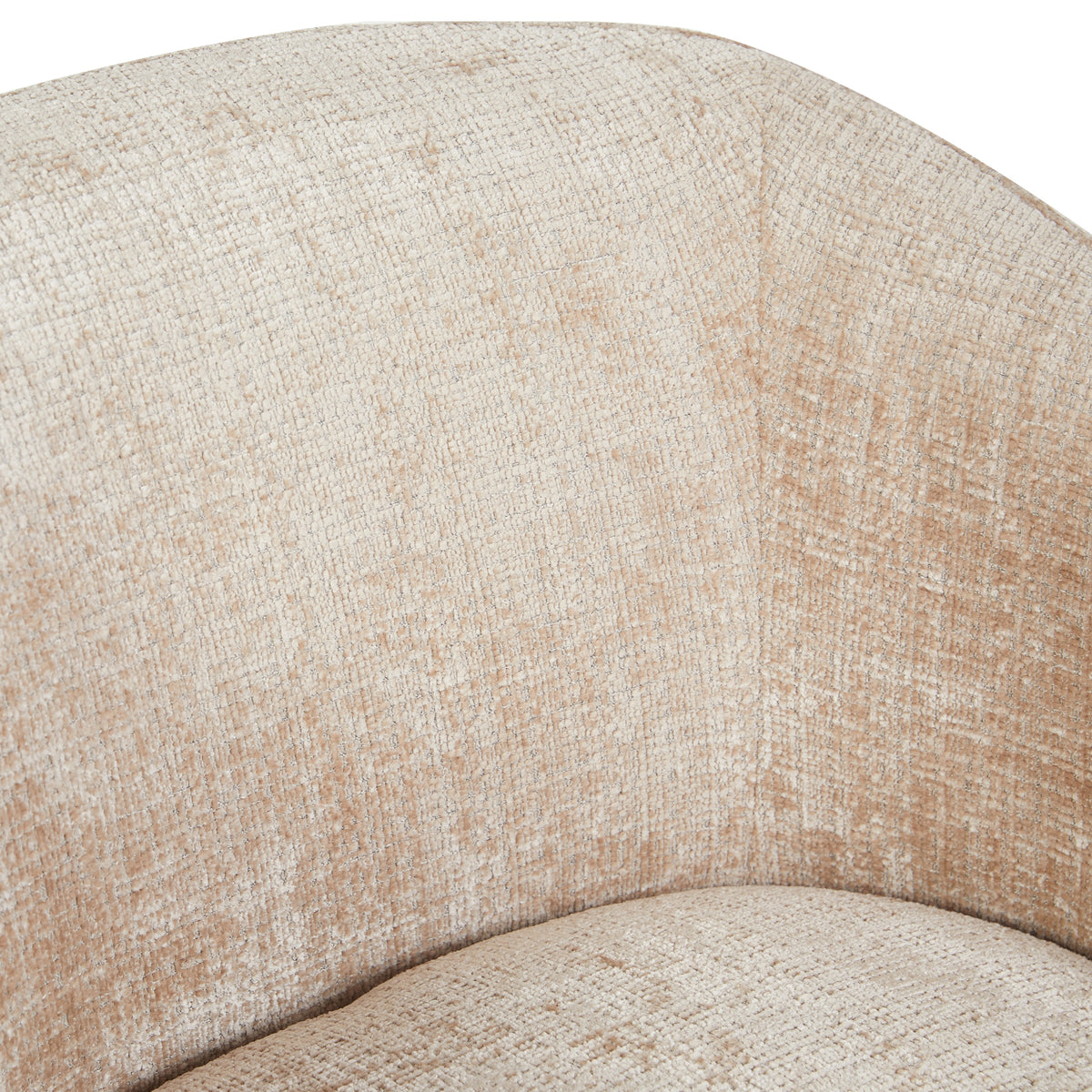 Close-up van beige fauteuilbekleding met ronde rug, geweven textuur en zichtbare naad over de zitting.