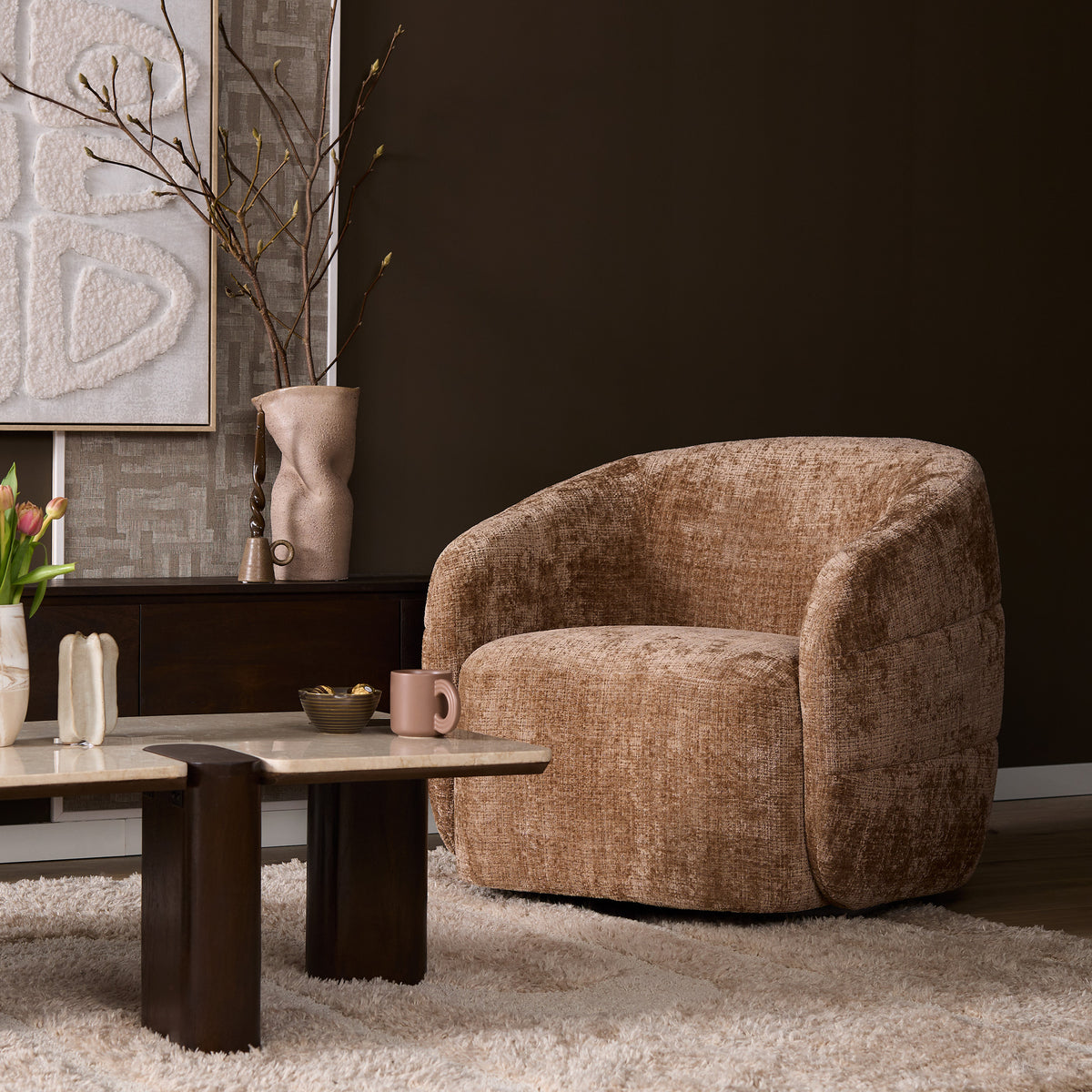 Leunstoel met ronde armleuningen en beige geweven stof, zachte zitting