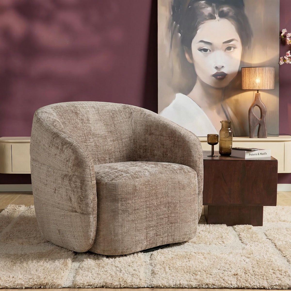 Fauteuil Yara | Klei, beige gestoffeerde fauteuil met ronde kuip en brede armleuningen