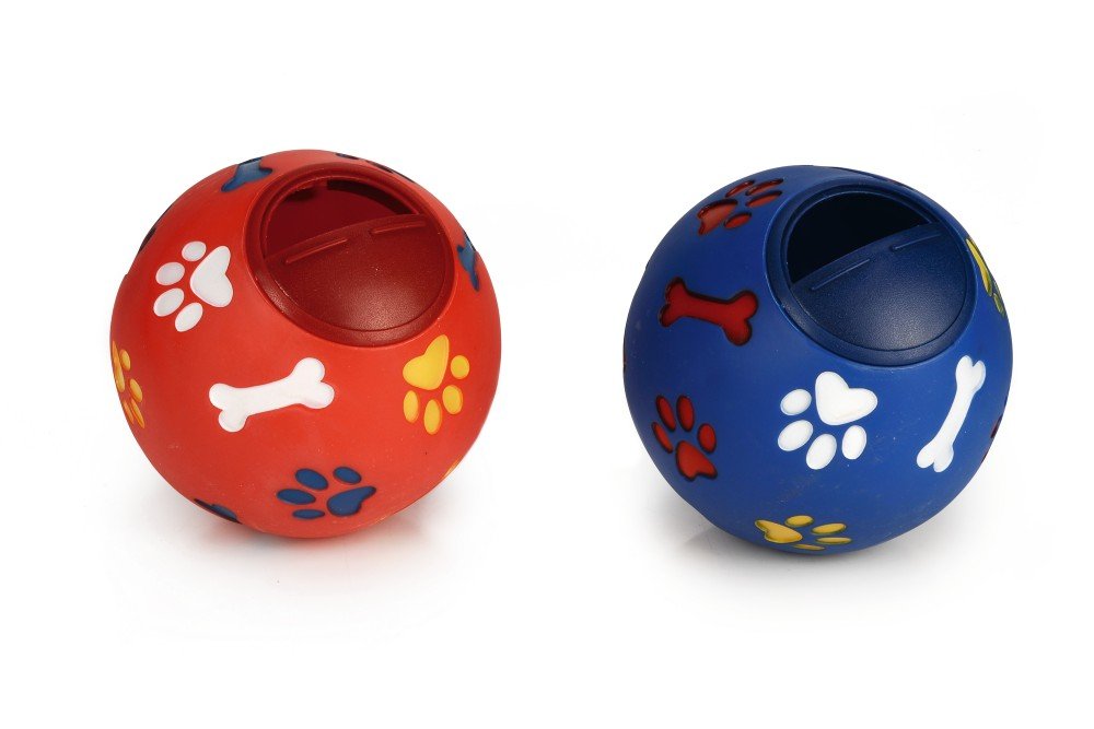 Snackbal voor honden: rode en blauwe bal met poot- en botprint en opening
