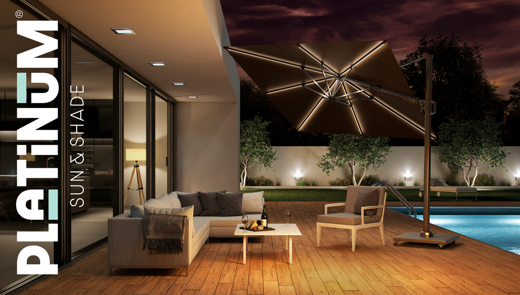 Antraciet zweefparasol met open doek boven terras