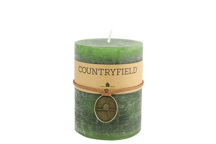 Groene kaars met COUNTRYFIELD-label en ronde hangercirkel.