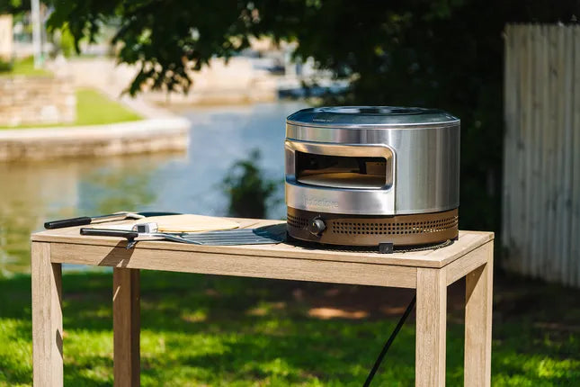 Solo Stove Pi Prime pizzaoven op houten tafel, RVS behuizing