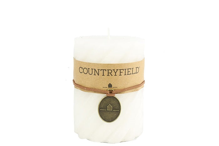 Witte kaars met COUNTRYFIELD label en bruine band met ronde decoratie