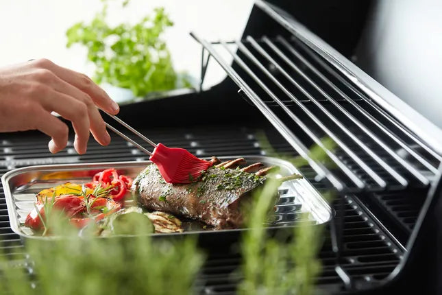 RVS grillpan met rooster, vlees en groenten met rode kwast