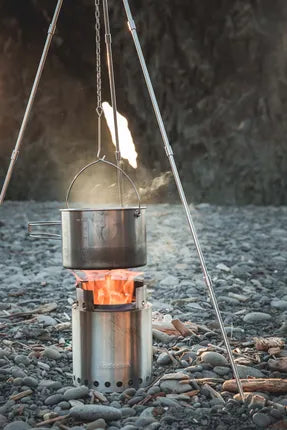 RVS vuurkorf op driepoot met vlammen zichtbaar in de brander