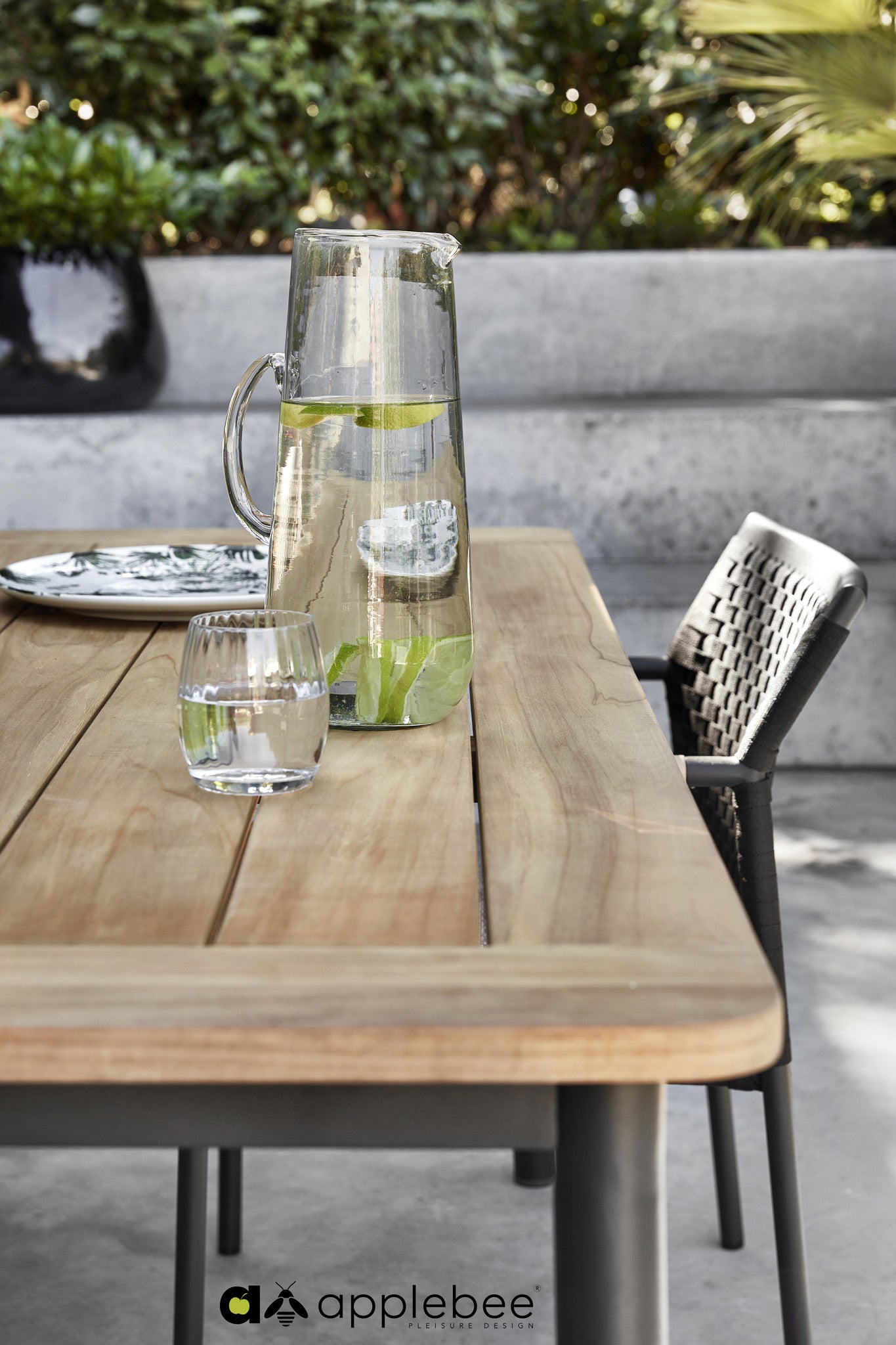 Apple Bee eettafel met houten blad en zwarte stoel, met glazen en karaf