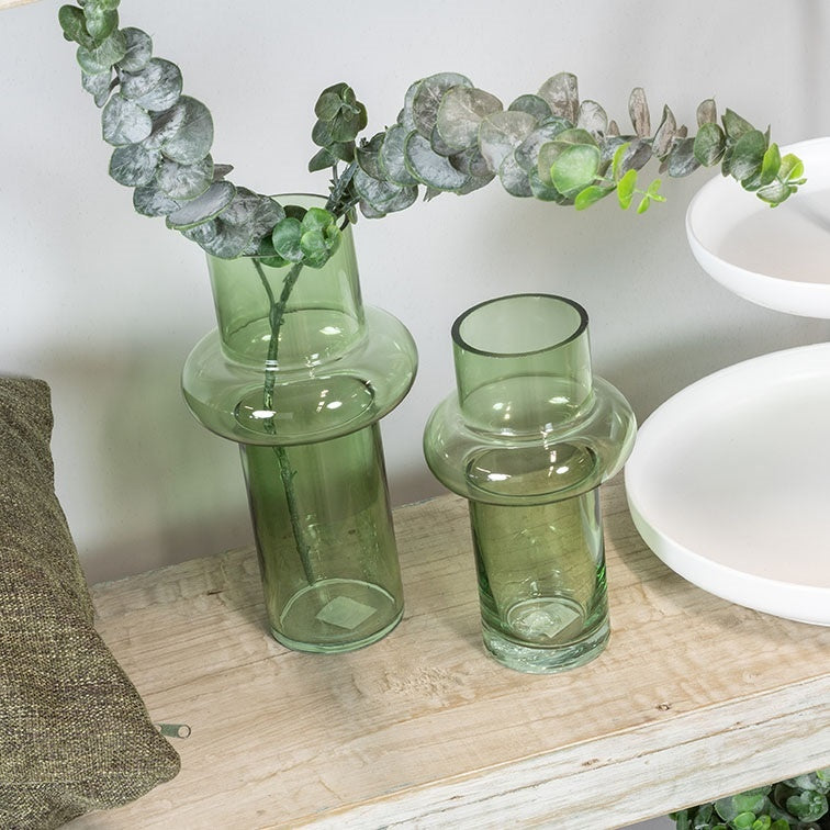 Set groene glazen vazen met ronde voet, met decoratieve takken
