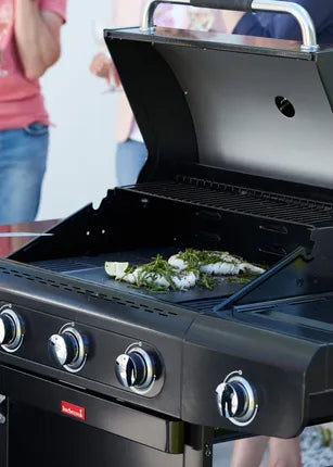 Barbecook grafiet gasbarbecue met open deksel en gegrilde groenten op het grillrooster