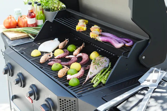 Zwarte grill met vlees en groenten op het rooster, uien, asperges en paprika