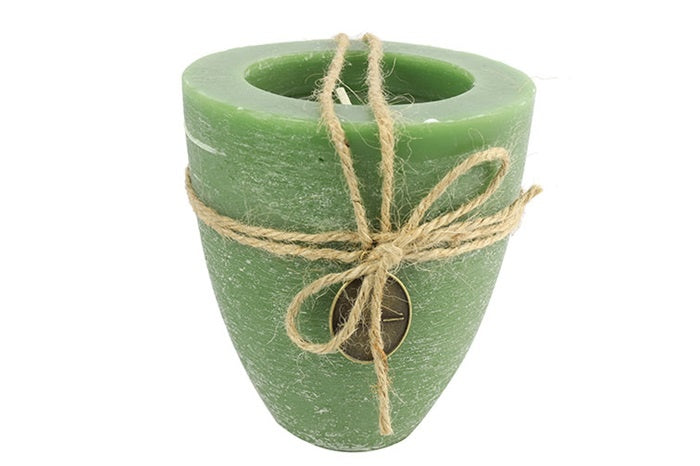 Groene kaars in tonvormige beker met jute touw en metalen ring.