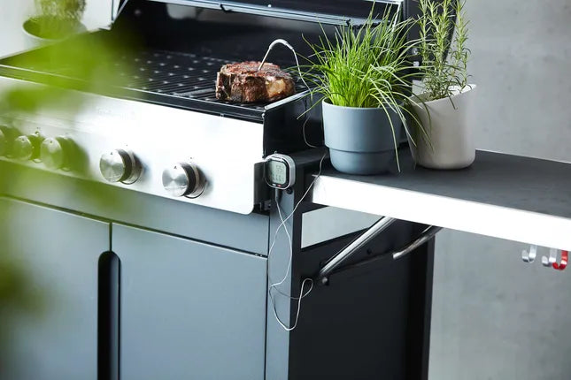 Digitale barbecuethermometer met app, zwarte klem aan grill met aansluitkabel