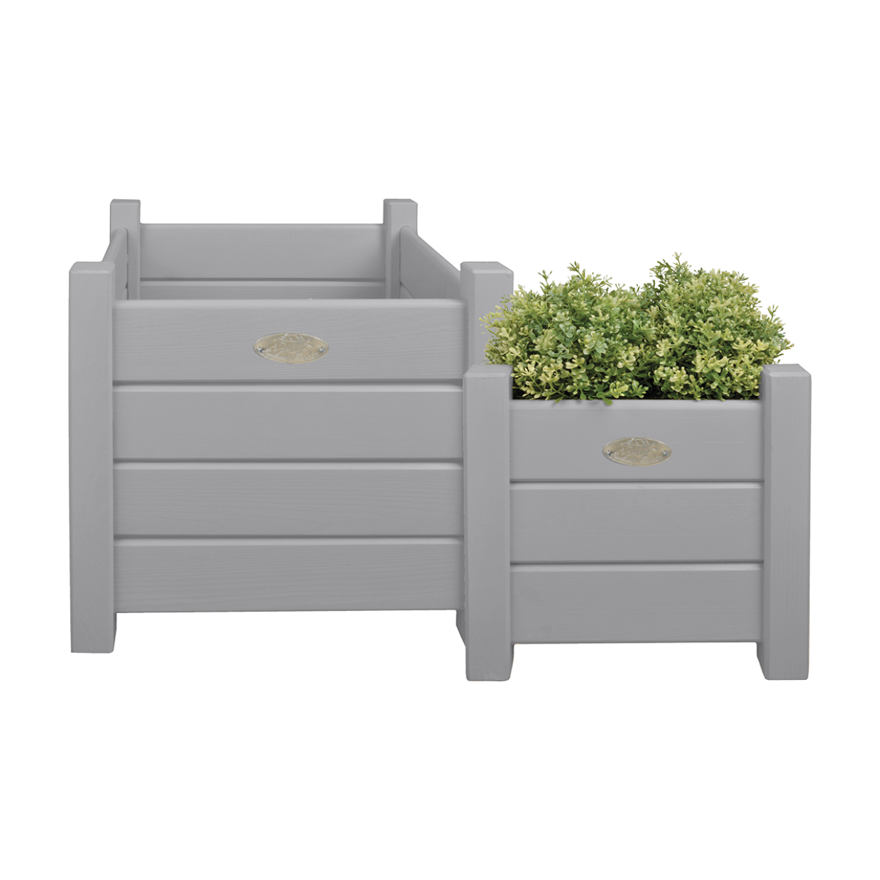 Vierkante grijze plantenbakken met lamelzijden en bronzen muntje, met groene plant.