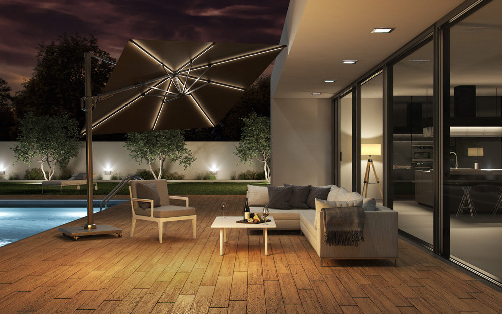 Taupe zweefparasol op terras met verlicht frame rond de bovenkant