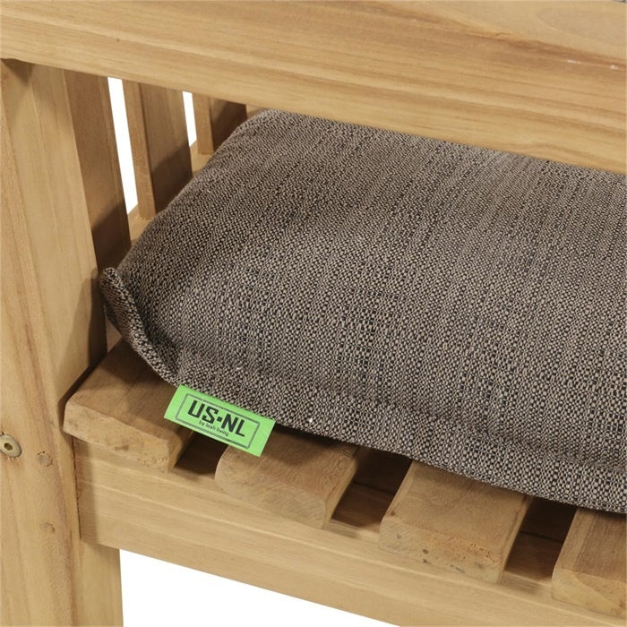 Taupe bankkussen met ribbelige stof en zichtbare onderkant met label.