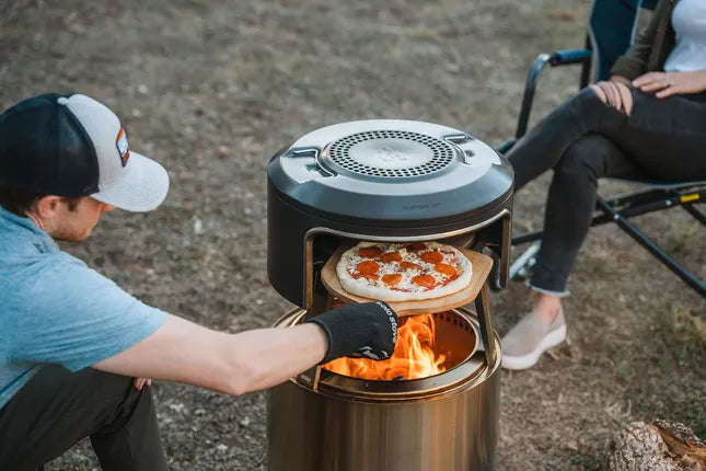 Solo Stove Pi Fire pizzaoven met pizza op brandende vlam