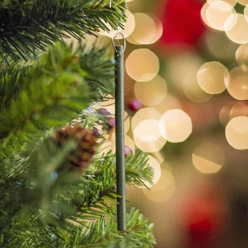 Groene geurstok in de kerstboomtak met ophangoog