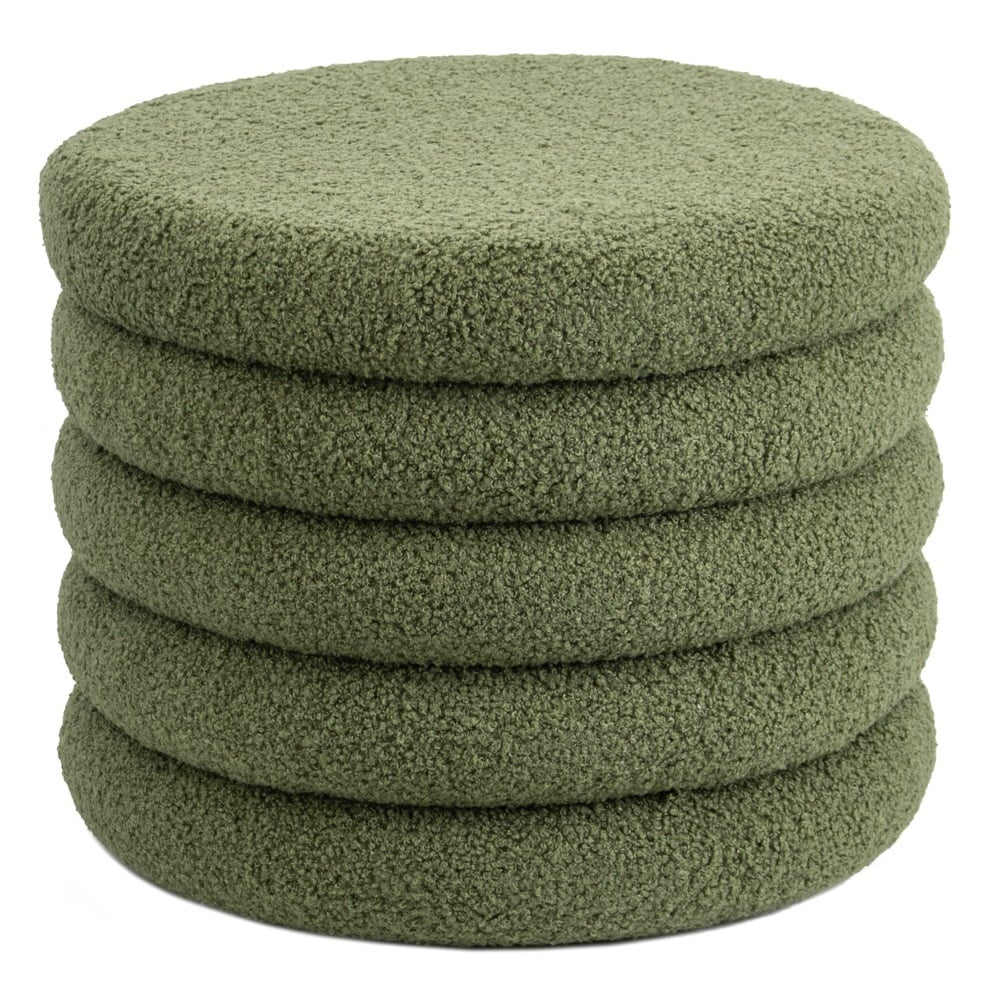 Groene teddy poef met opbergruimte, ronde zit met gestapelde bandjes.