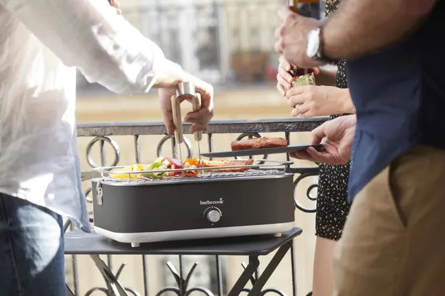 Elektrische tafelgrill met open deksel en ronde knop, met etenswaren op het rooster