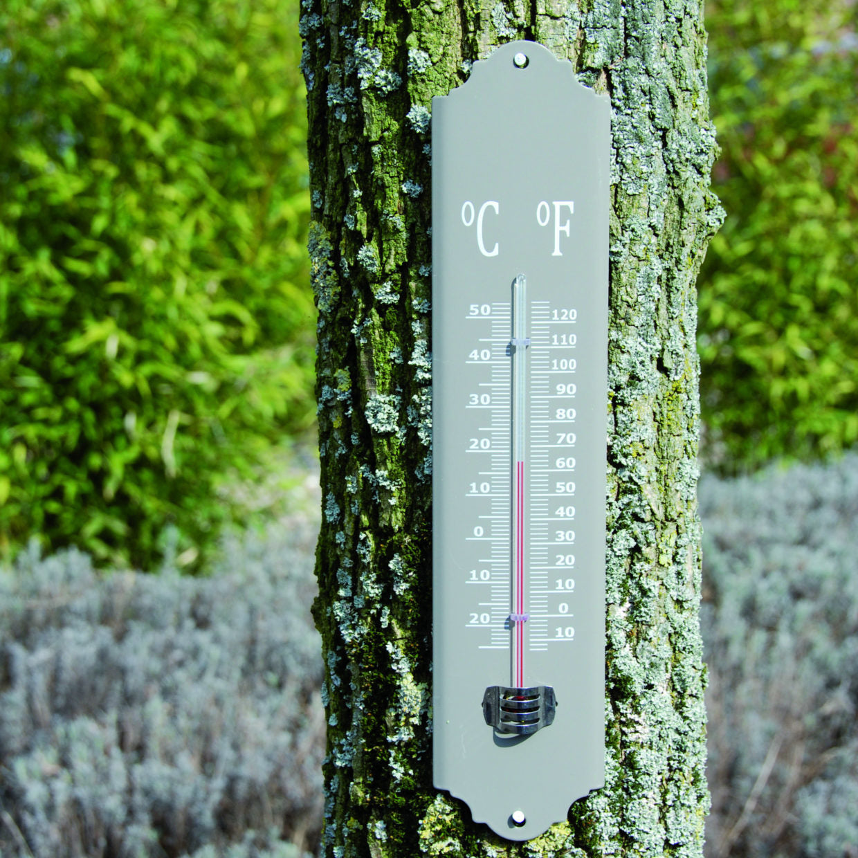 Metalen buitenthermometer met metalen buis en °C/°F schaal, grijze plaat.
