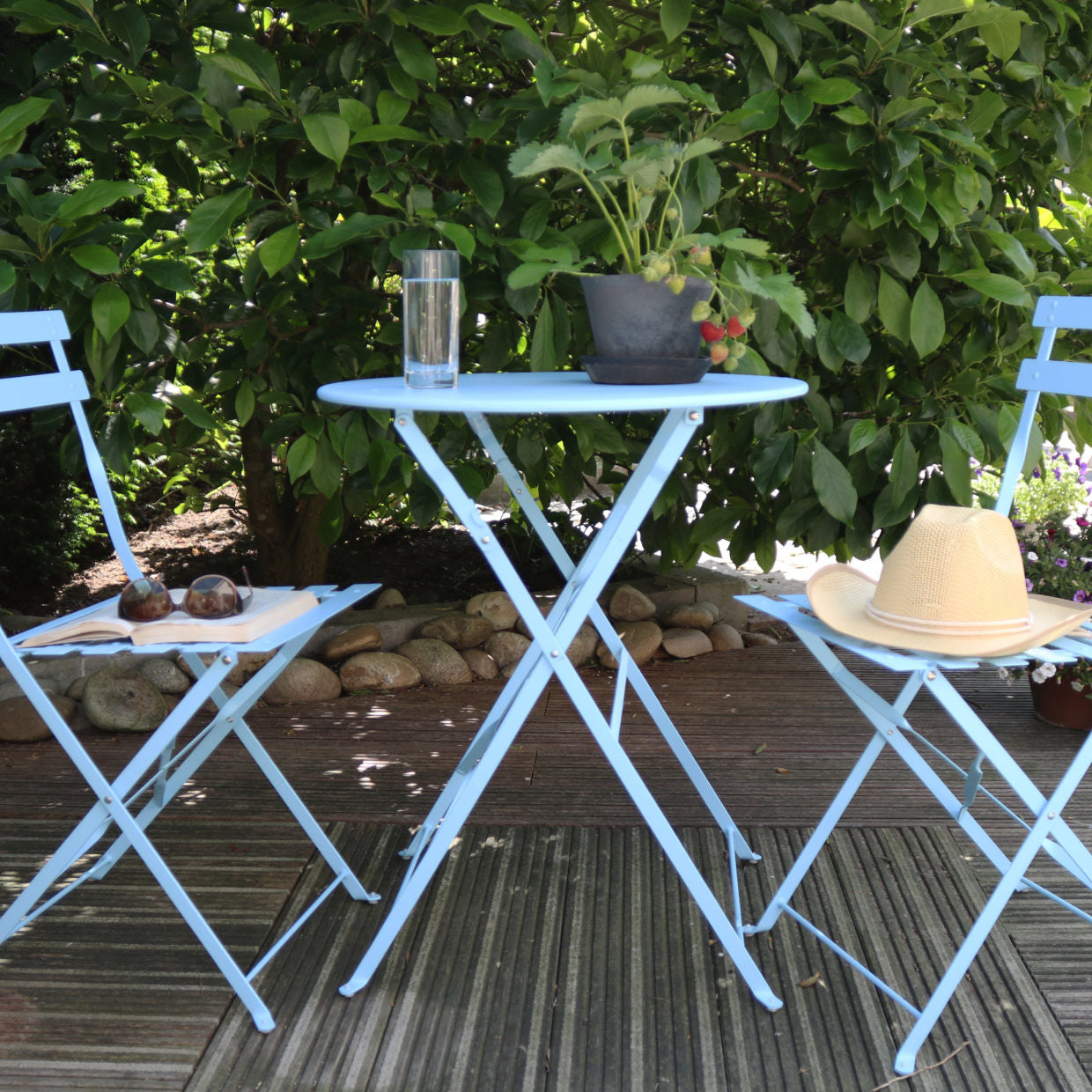 Blauwe metalen bistroset met ronde tafel en twee stoelen, opklapbare rugdelen