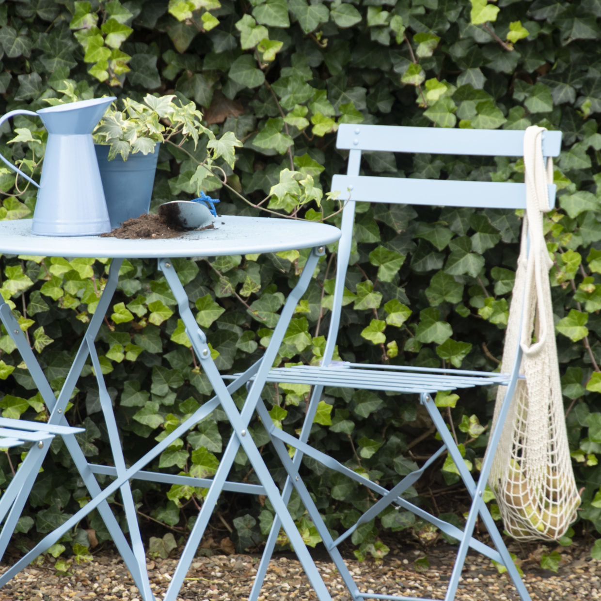 Blauwe metalen bistroset met ronde tafel en twee stoelen met hoge rug, inklapbaar