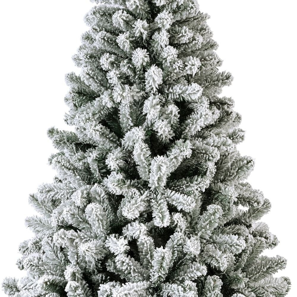 Kunstkerstboom, close-up van grijsgroene takken met witte sneeuw