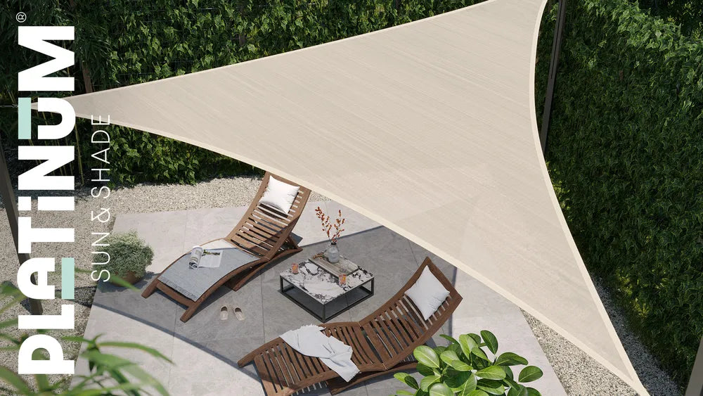 Rechthoekige schaduwdoek lichtbeige, diagonaal gespannen boven een terras