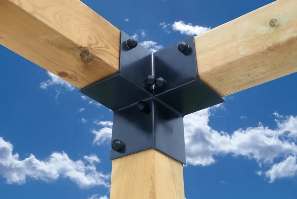 Pergola hoeksteun van zwart metaal, kruisvormig vastgemaakt aan houten balken