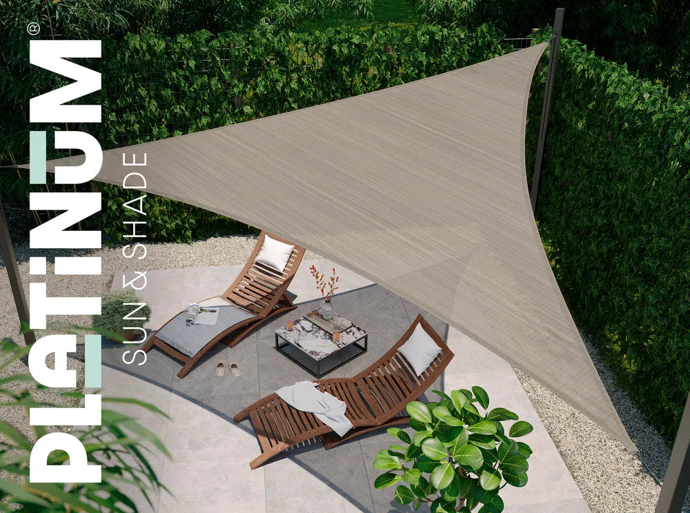 Rechthoekige schaduwdoek lichtbeige gespannen boven tuin met omzoomde randen