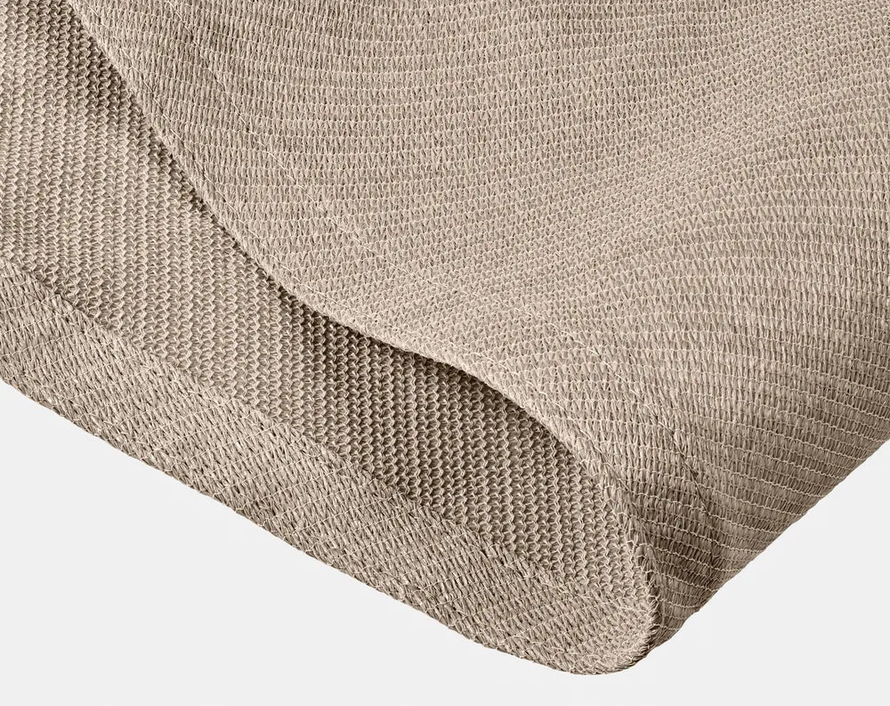 Stofdetail van lichtbeige schaduwdoek met fijne weving en omzoomde rand