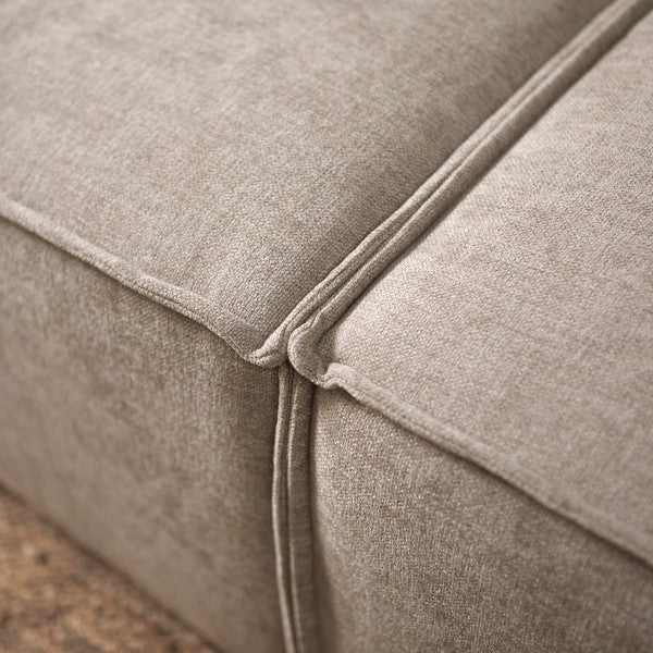 Chaise longue met lichtbeige stoffen zitkussens en afgeronde stiknaad