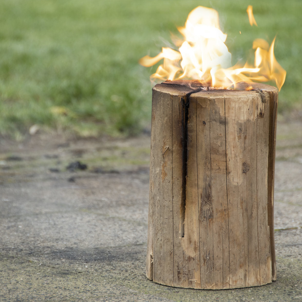 Zweedse fakkel, brandende houtcilinder met vlammen bovenaan.
