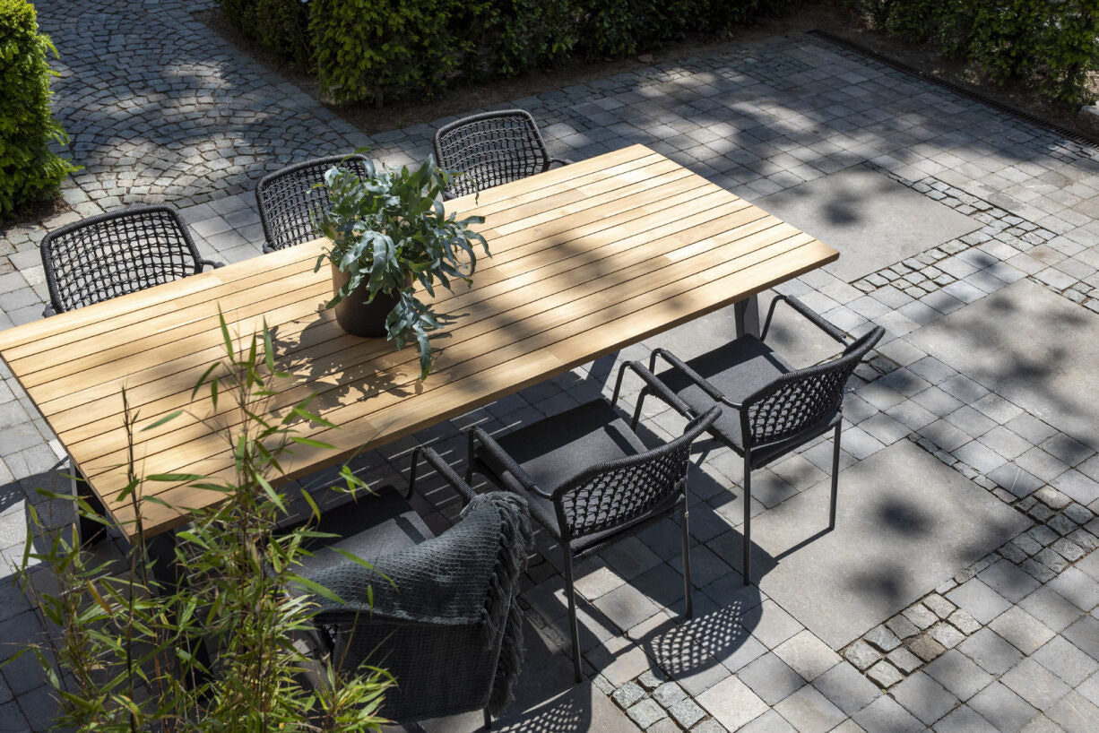 Antraciet dining-set: tafel met stoelen en kussens, gevlochten ruggen