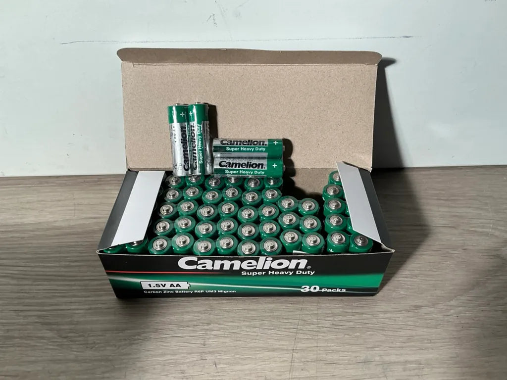 Camelion AA-batterijen in open doos, groene cellen en losse batterijen