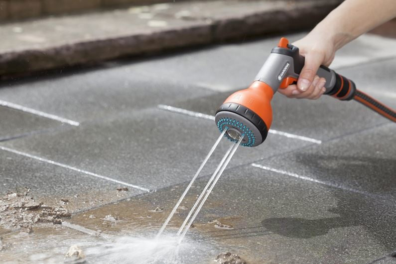 Gardena multifunctionele broes met sterke waterstralen voor reiniging van terras
