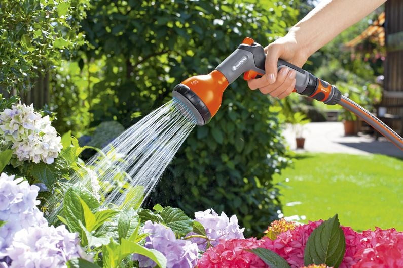 Gardena multifunctionele broes die waterstraal op bloemen spuit