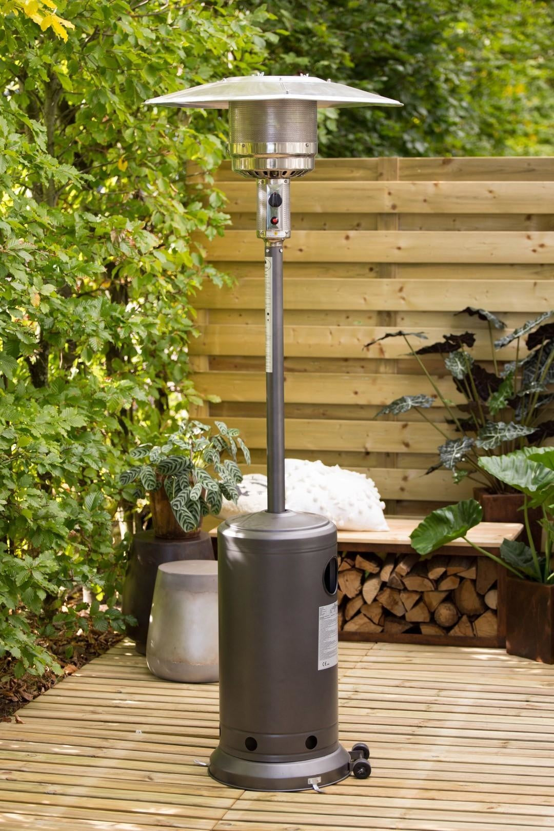 Grijze Sunred gaspatioheater met ronde kap, voet en opstaande gasfles.
