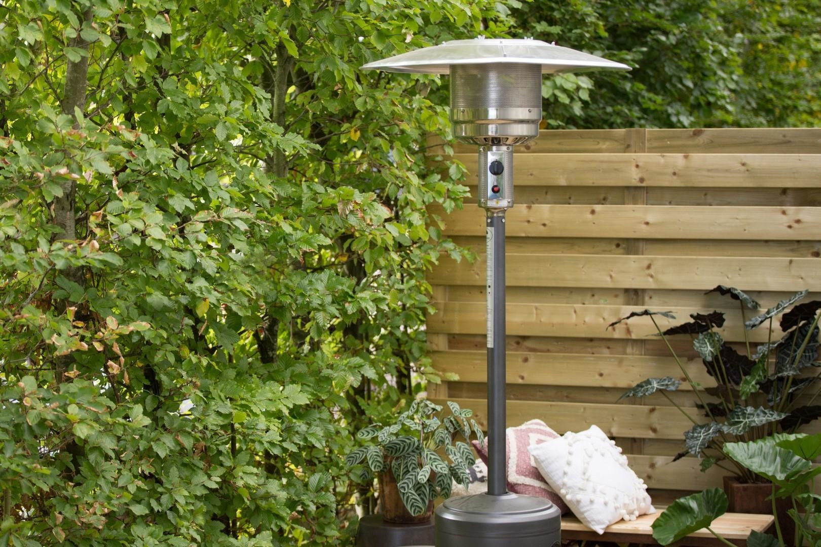Sunred gaspatioheater met ronde kap en rechtopstaande gasfles, zijaanzicht.