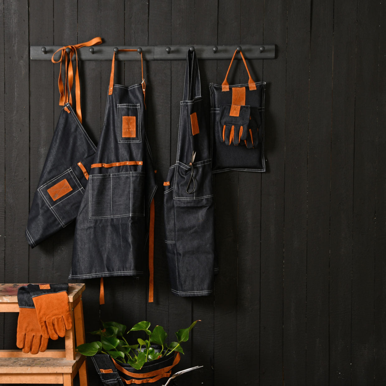 Denim tuinhandschoenen aan haak, donkerblauw met oranje handpalm