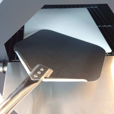 BBGrill pizzaschep op grillplaat, donker schepblad met metalen steel