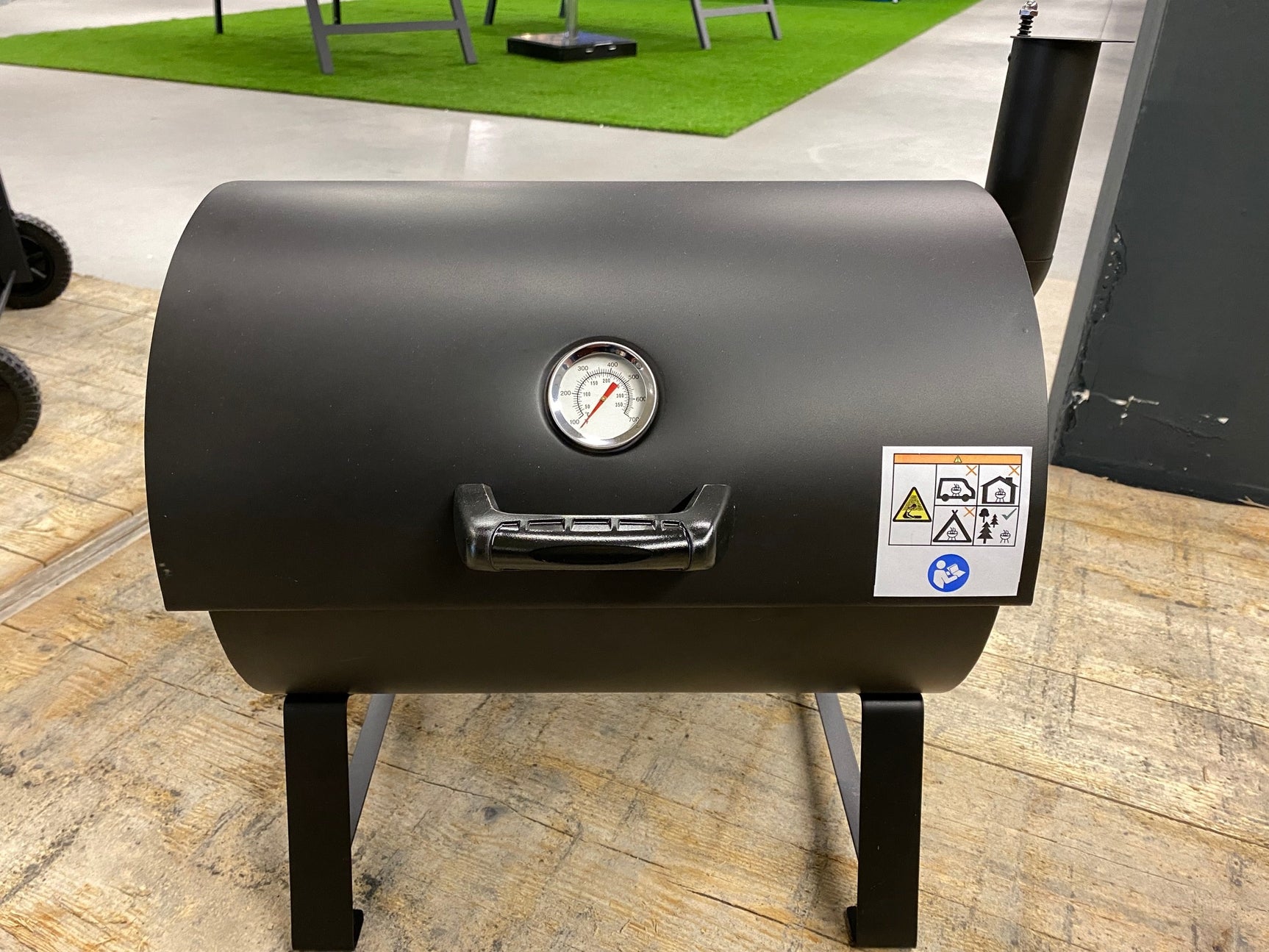Mini olievat barbecue met frontgreep, ronde thermometer en waarschuwingslabels